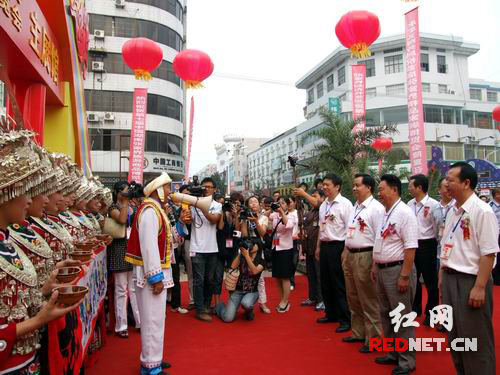 省市領(lǐng)導(dǎo)參觀博覽會(huì)展館