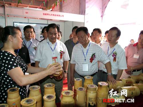 省市領(lǐng)導(dǎo)參觀博覽會(huì)展館